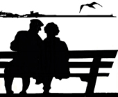 silhouettes sur un banc face à Socoa